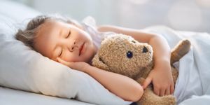 child-is-sleeping-in-the-bed-picture-id1169555658.jpg