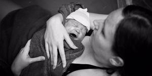 mother-embracing-her-newborn-after-home-water-birth-picture-id512549881.jpg