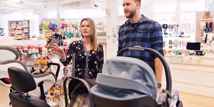 parents choosing a stroller