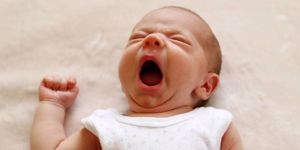 one-month-child-is-yawning-lying-on-a-blanket-before-go-to-sleep-picture-id1169801960.jpg