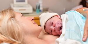 mom-and-newborn-baby-skin-to-the-skin-after-birth-in-the-hospital-picture-id1032301584.jpg