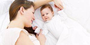 mother-with-baby-in-bed-picture-id178091864.jpg