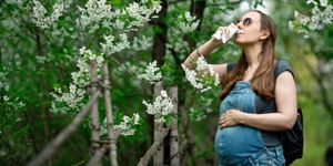 pregnant woman with hay fever 