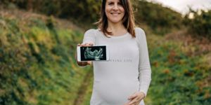 pregnant-showing-ultrasound-on-the-mobile-picture-id966864752.jpg